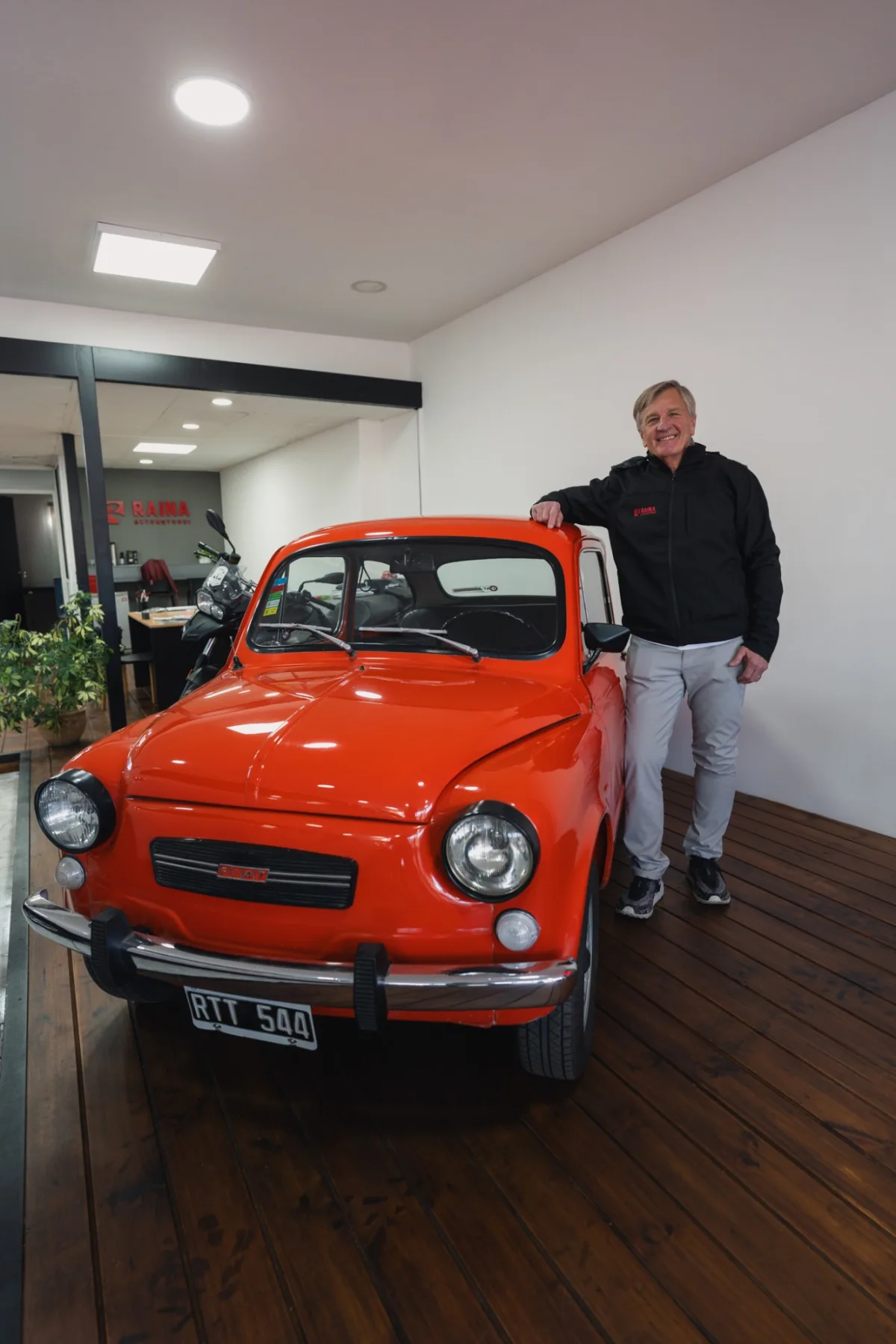 Fiat 600 clásico rojo en el salón de Raina Automotores