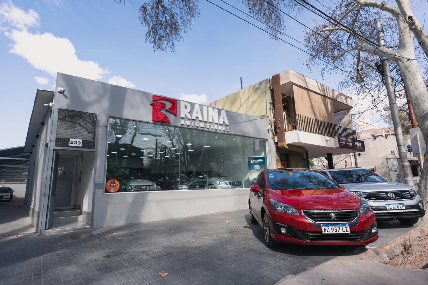 Sucursal de Raina Automotores en San Martín 239, Mendoza, vista desde la calle con autos en exhibición